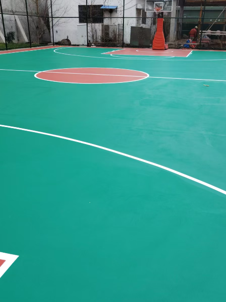 特克斯 球场长期使用易出现地面开裂